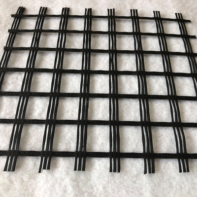 द्विध्रुवीय warp फाइबरग्लास जियोग्रिड रोल लंबाई 50m-100m जाल आकार 25mm X 25mm मिट्टी पृथक्करण और सुदृढीकरण के लिए