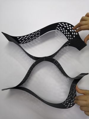 मोटाई 1.5 मिमी जियोसेल सड़क निर्माण के लिए वेल्डिंग स्पेस के साथ 330 मिमी सुनिश्चित करना मिट्टी की रोकथाम और सड़क नींव की स्थिरता