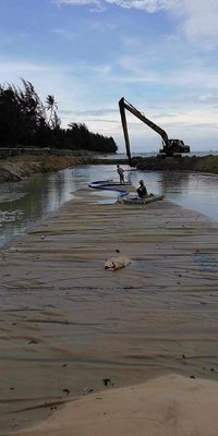 रेत से भरे कॉफ़रडैम पुनर्ग्रहण और भूमि पुनर्ग्रहण के लिए 12.6 मीटर परिधि वाले निर्जलीकरण बैग