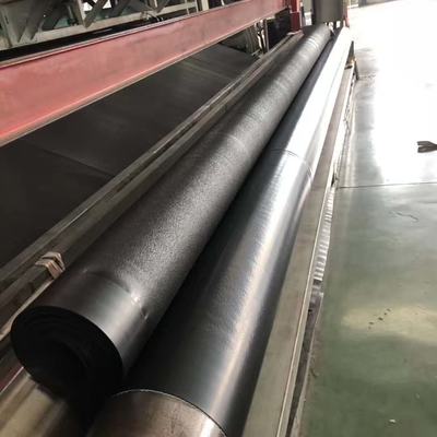 कार्बन ब्लैक सामग्री 2.0-3.0% आंसू की ताकत ≥25KN/m ब्रेक पर लम्बाई ≥700% एचडीपीई खनन उद्योग के लिए जियोमेम्ब्रेन लाइनर