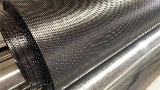 तन्य शक्ति ≥15MPa एचडीपीई जियोमेम्ब्रेन लाइनर चौड़ाई 1 से 12 मीटर ऑक्सीजन इंडेक्स ≥30 प्रतिशत टिकाऊ वाटरप्रूफ मेम्ब्रेन