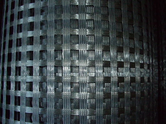 द्विध्रुवीय warp फाइबरग्लास जियोग्रिड रोल लंबाई 50m-100m जाल आकार 25mm X 25mm मिट्टी पृथक्करण और सुदृढीकरण के लिए