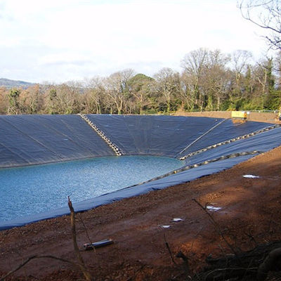 ऑक्सीजन इंडेक्स ≥30 प्रतिशत एचडीपीई जियोमेम्ब्रेन काला सफेद नीला हरा ग्रे लाल पीला टिकाऊ लचीला जलरोधक लाइनर सामग्री