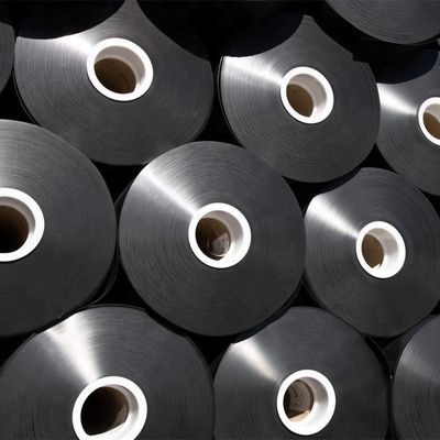 लंबाई 50 से 100 मीटर एचडीपीई भू-झिल्ली लाइनर जो 15MPa से ऊपर तन्य शक्ति और 2.0 से 3.0 प्रतिशत तक कार्बन ब्लैक सामग्री प्रदान करता है