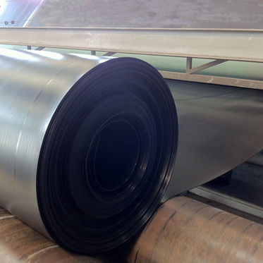 लंबाई 50 से 100 मीटर एचडीपीई भू-झिल्ली लाइनर जो 15MPa से ऊपर तन्य शक्ति और 2.0 से 3.0 प्रतिशत तक कार्बन ब्लैक सामग्री प्रदान करता है