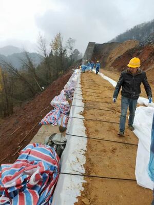 सफेद बुना हुआ जियोटेक्सटाइल कपड़े लंबाई 50m 100m CBR छिद्रण शक्ति ≥12KN के साथ मिट्टी स्थिरता और कटाव नियंत्रण परियोजनाओं के लिए आदर्श